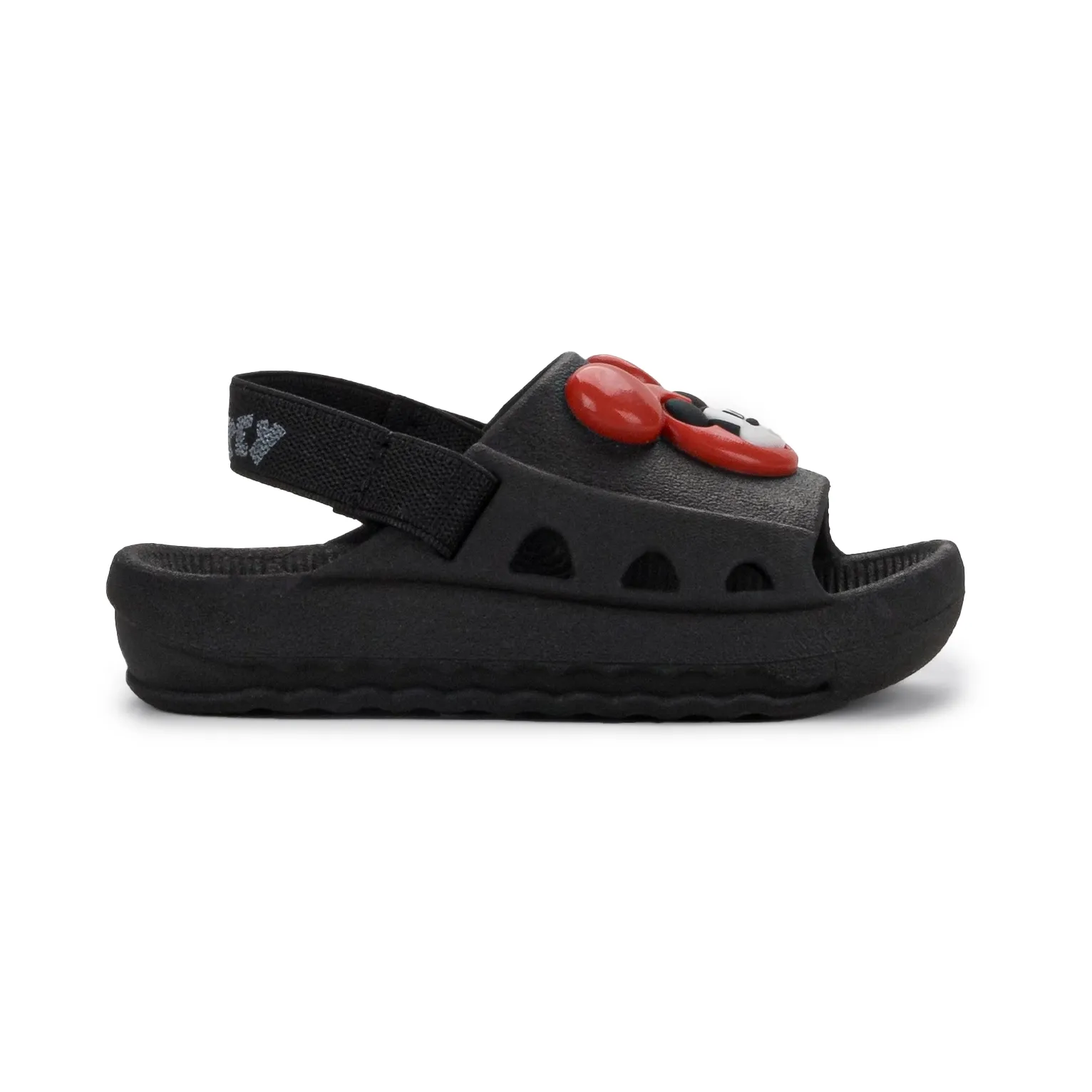 Vista lateral do chinelo infantil Grendene preto com detalhes vermelhos, tira traseira ajustável e enfeite do Mickey